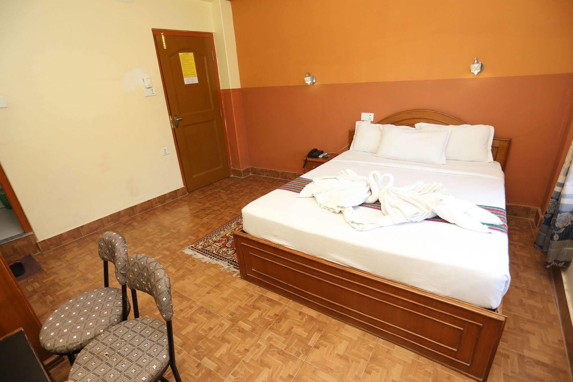Golden Gate Hotel Pokhara Exterior foto