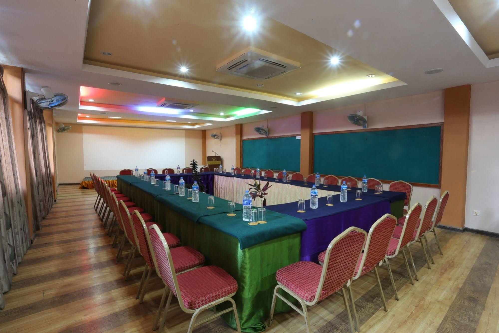 Golden Gate Hotel Pokhara Exterior foto