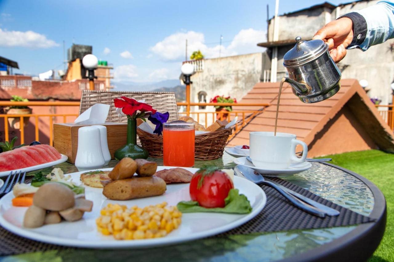 Golden Gate Hotel Pokhara Exterior foto
